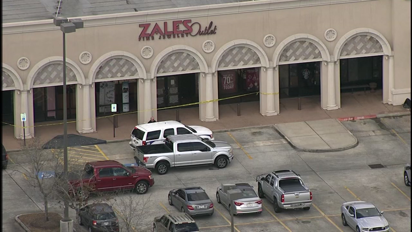 Four arrested after attempted robbery of Zales outlet store ABC13 Houston